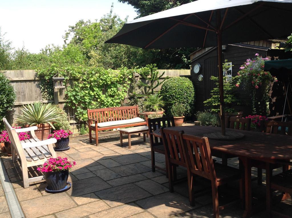 Tudor Cottage Bed & Breakfast CBG Εξωτερικό φωτογραφία